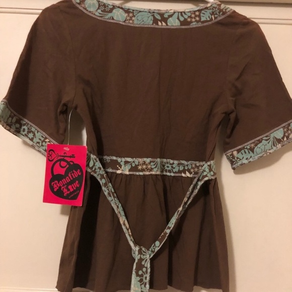 Bonafide V-neck Top - Picture 2 of 2